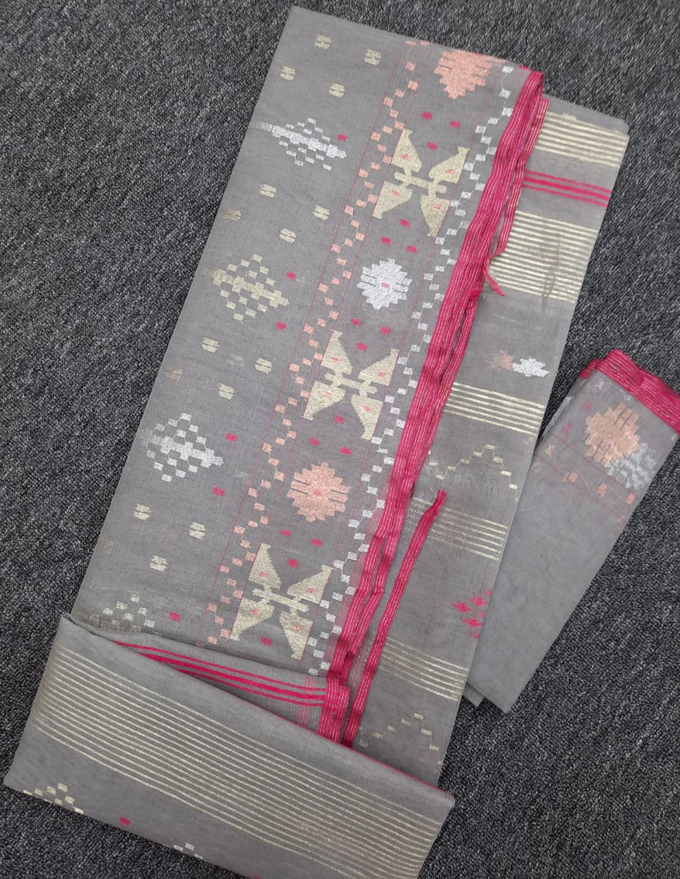 The Heritage of Bengali Handloom Exclusive Dhakai Jamdani Saree 80 Count - Image 5