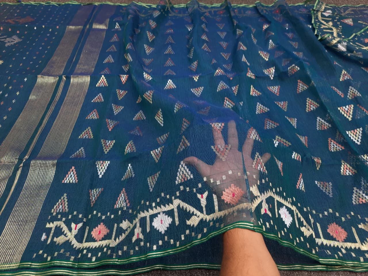 The Heritage of Bengali Handloom Jamdani Saree 84 Count - Image 2