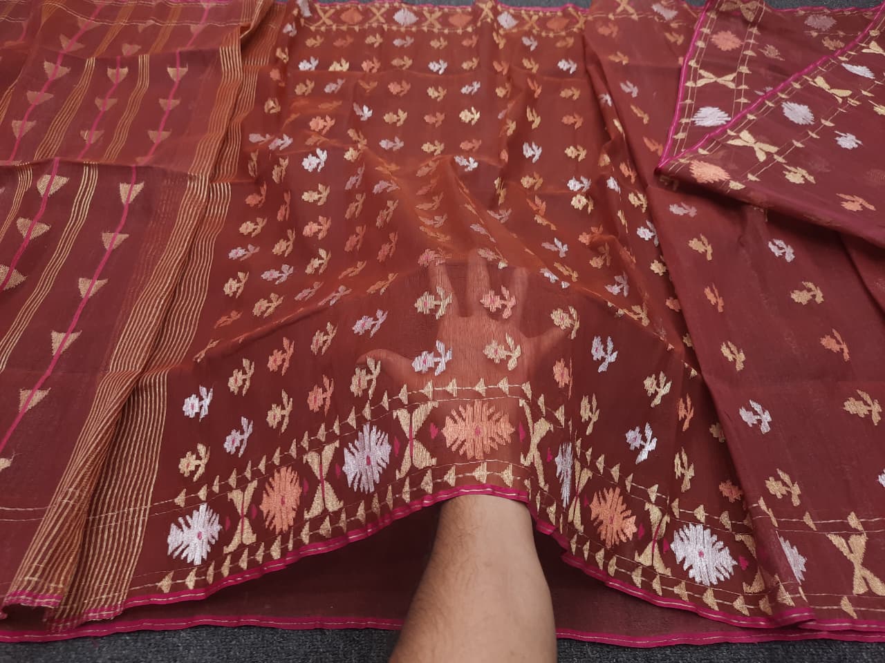 The Heritage of Bengali Handloom Exclusive Dhakai Jamdani Saree 80 Count - Image 4